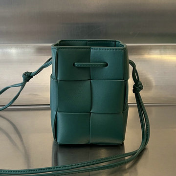 商品名称：ボッテガヴェネタ aj-BOV680217QMG BOTTEGAVENETA 2023年最新入荷 カセット ミニ クロスボディバケットバッグ 斜め掛け ショルダーバッグ クロスボディバッグ