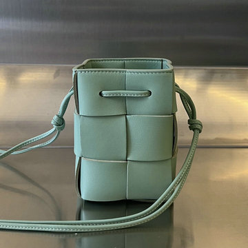 商品名称：ボッテガヴェネタaj-BOV680217QQG  BOTTEGAVENETA 2023年最新入荷 カセット ミニ クロスボディバケットバッグ 斜め掛け ショルダーバッグ クロスボディバッグ