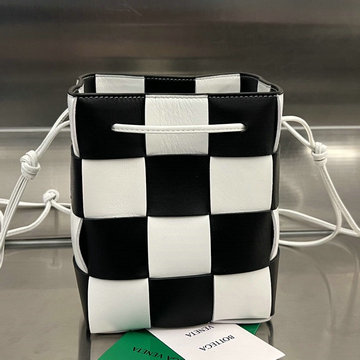 商品名称：ボッテガヴェネタaj-BOV680218GKB  BOTTEGAVENETA 2023年最新入荷 スモール カセット バゲットバッグ 斜め掛け ショルダーバッグ クロスボディバッグ