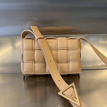 商品名称：ボッテガヴェネタ BOTTEGAVENETA aj-BOV717506XS 2023年最新入荷 スモール パデッド カセット フラップバッグ 斜め掛け ショルダーバッグ クロスボディバッグ