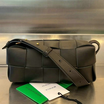 商品名称：ボッテガヴェネタ BOTTEGAVENETA aj-BOV729166BK  2023年最新入荷 スモール ブリック カセット フラップバッグ スクエアバッグ 斜め掛け ショルダーバッグ