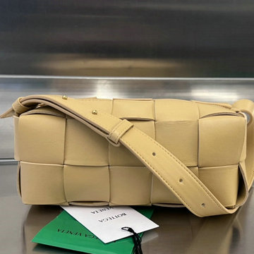 商品名称：ボッテガヴェネタ BOTTEGAVENETA aj-BOV729166XS  2023年最新入荷 スモール ブリック カセット フラップバッグ スクエアバッグ 斜め掛け ショルダーバッグ