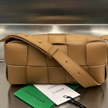 商品名称：ボッテガヴェネタ BOTTEGAVENETA aj-BOV729166YH  2023年最新入荷 スモール ブリック カセット フラップバッグ スクエアバッグ 斜め掛け ショルダーバッグ