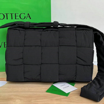 ボッテガヴェネタ BOTTEGAVENETA aj-BOV690133LQBK  2023年最新入荷 マキシ パデッド テック カセット フラップバッグ 斜め掛け ショルダーバッグ