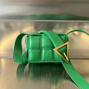 商品名称：ボッテガヴェネタ BOTTEGAVENETA aj-BOV716648GL  2023年最新入荷 キャンディー パデッド カセット フラップバッグ 斜め掛け ショルダーバッグ クロスボディバッグ