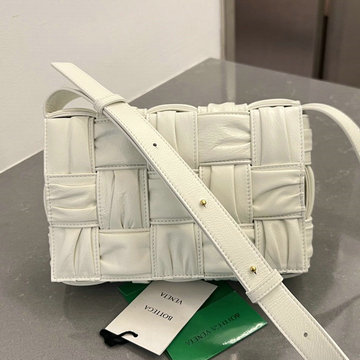 商品名称：ボッテガヴェネタ BOTTEGAVENETA aj-BOV717089BS  2023年最新入荷 カセット フラップバッグ 斜め掛け ショルダーバッグ クロスボディバッグ マグネットクロージャー