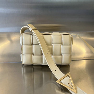 商品名称：ボッテガヴェネタ BOTTEGAVENETA aj-BOV717506MB  2023年最新入荷 スモール パデッド カセット フラップバッグ 斜め掛け ショルダーバッグ クロスボディバッグ
