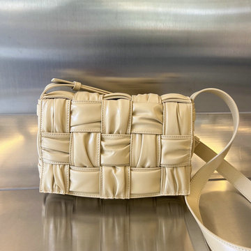 商品名称：ボッテガヴェネタ BOTTEGAVENETA aj-BOV717089QX  2023年最新入荷 カセット フラップバッグ 斜め掛け ショルダーバッグ クロスボディバッグ マグネットクロージャー