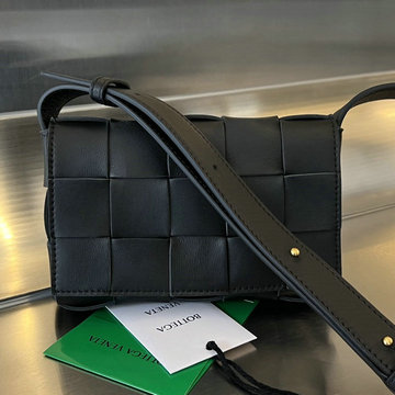 商品名称：ボッテガヴェネタ BOTTEGAVENETA aj-BOV730848BK  2023年最新入荷 スモール カセット フラップバッグ スクエアバッグ 斜め掛け ショルダーバッグ クロスボディバッグ