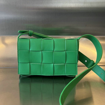 商品名称：ボッテガヴェネタ BOTTEGAVENETA aj-BOV730848GL  2023年最新入荷 スモール カセット フラップバッグ スクエアバッグ 斜め掛け ショルダーバッグ クロスボディバッグ