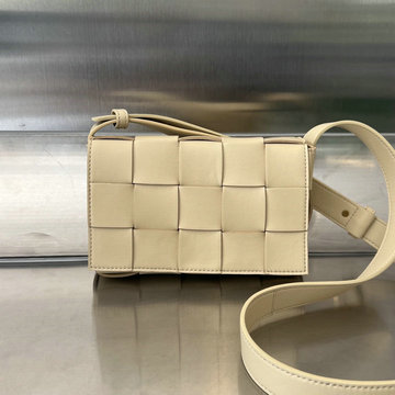 商品名称：ボッテガヴェネタ BOTTEGAVENETA aj-BOV730848MH  2023年最新入荷 スモール カセット フラップバッグ スクエアバッグ 斜め掛け ショルダーバッグ クロスボディバッグ