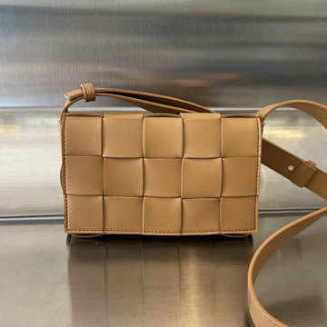 商品名称：ボッテガヴェネタ BOTTEGAVENETA aj-BOV730848QZ 2023年最新入荷 スモール カセット フラップバッグ スクエアバッグ 斜め掛け ショルダーバッグ クロスボディバッグ
