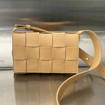 商品名称：ボッテガヴェネタ BOTTEGAVENETA aj-BOV730848XS  2023年最新入荷 スモール カセット フラップバッグ スクエアバッグ 斜め掛け ショルダーバッグ クロスボディバッグ
