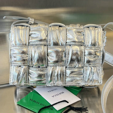 商品名称：ボッテガヴェネタ BOTTEGAVENETA  aj-BOV736253YS 2023年最新入荷 スモール カセット フラップバッグ 斜め掛け ショルダーバッグ クロスボディバッグ
