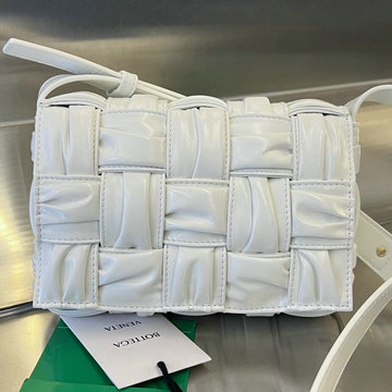 ボッテガヴェネタ BOTTEGAVENETA aj-BOV736253BS  2023年最新入荷 スモール カセット フラップバッグ 斜め掛け ショルダーバッグ クロスボディバッグ