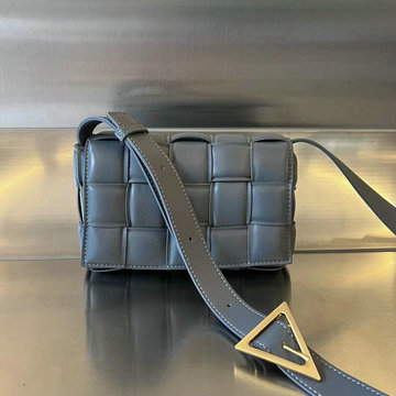ボッテガヴェネタ BOTTEGAVENETA aj-BOV717506SH  2023年最新入荷 スモール パデッド カセット フラップバッグ 斜め掛け ショルダーバッグ