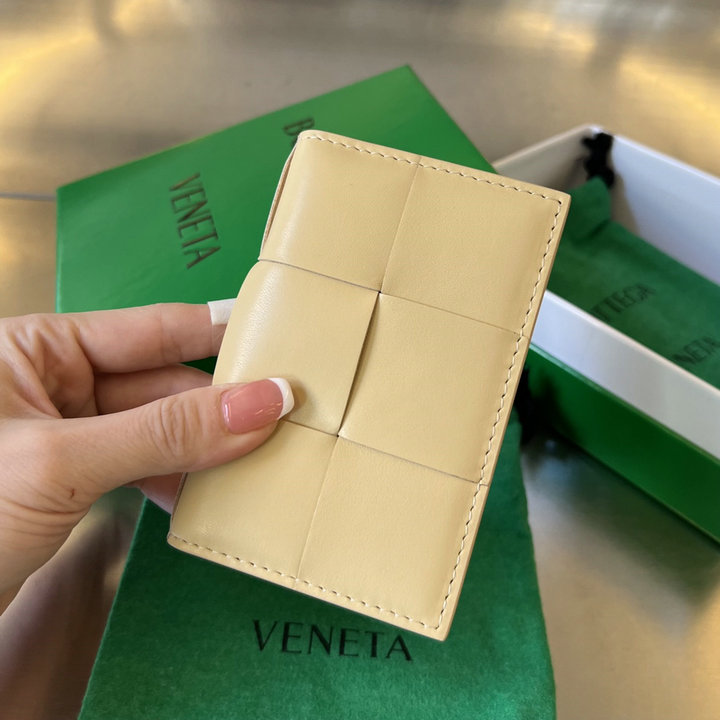 商品名称：ボッテガヴェネタ BOTTEGAVENETA aj-BOV649602QX 2023年最新入荷 カセット フラップカードケース 二つ折りパスポートケース