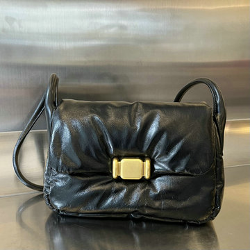 商品名称：ボッテガヴェネタ BOTTEGAVENETA aj-BOV717237BK 2023年最新入荷 斜め掛け ショルダーバッグ クロスボディバッグ スクエアバッグ