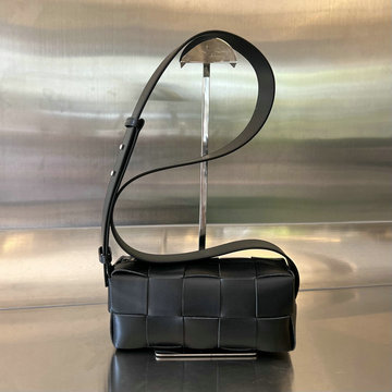 商品名称：ボッテガヴェネタ BOTTEGAVENETA aj-BOV729251BK  2023年最新入荷 スモール ブリック カセット 斜め掛け ショルダーバッグ スクエアバッグ クロスボディバッグ