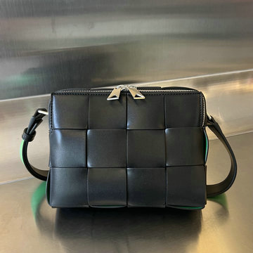 商品名称：ボッテガヴェネタ BOTTEGAVENETA aj-BOV730027BK 2023年最新入荷 カセット カメラバッグ 斜め掛け ショルダーバッグ スクエアバッグ スモールクロスボディバッグ