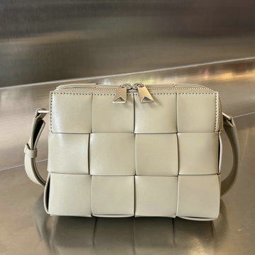 商品名称：ボッテガヴェネタ BOTTEGAVENETA aj-BOV730027MB 2023年最新入荷 カセット カメラバッグ 斜め掛け ショルダーバッグ スクエアバッグ スモールクロスボディバッグ