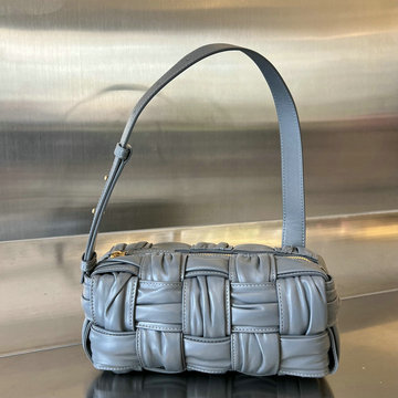 商品名称：ボッテガヴェネタ BOTTEGAVENETA aj-BOV736233HL 2023年最新入荷 スモール ブリック カセット フラップバッグ スクエアバッグ 斜め掛け ショルダーバッグ