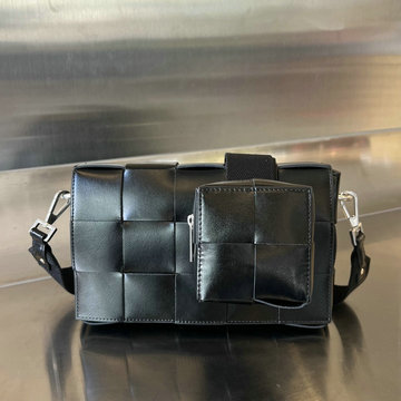 商品名称：ボッテガヴェネタ BOTTEGAVENETA aj-BOV741777BK 2023年最新入荷 バーサタイル ストラップ カセット 斜め掛け ショルダーバッグ クロスボディバッグ