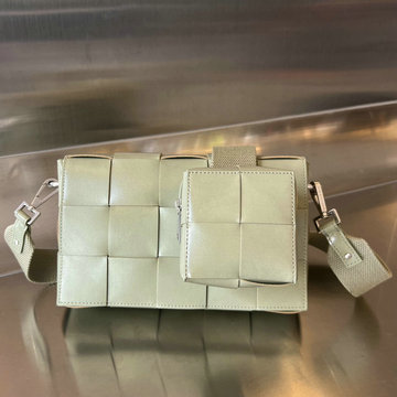 商品名称：ボッテガヴェネタ BOTTEGAVENETA aj-BOV741777MB 2023年最新入荷 バーサタイル ストラップ カセット 斜め掛け ショルダーバッグ クロスボディバッグ