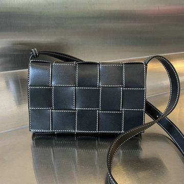 商品名称：ボッテガヴェネタ BOTTEGAVENETA aj-BOV758105PBK 2023年最新入荷 カセット 斜め掛け ショルダーバッグ クロスボディバッグフラップバッグ レザー