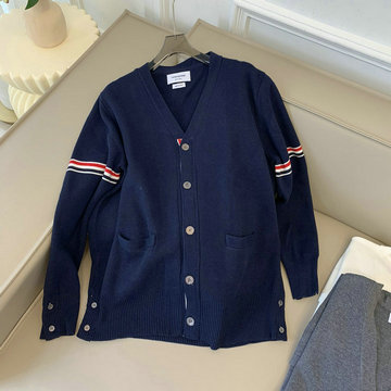 商品名称：トム ブラウン Thom Browne XG-MYTB24001 2023年秋冬最新入荷 カーディガン ロングスリーブ セーター ボタン クロージャー ウールニット Vネック