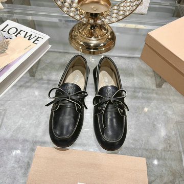商品名称：ミュウミュウ MIUMIU 26-MMJ24013PQ 2024年秋冬最新入荷 ロゴプレート スリッポン ペニー ローファー レディース シューズ 靴 レザー ラウンド トウ