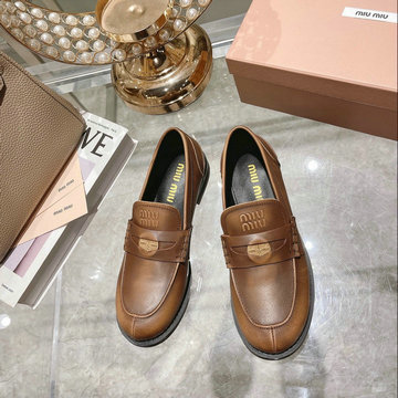 商品名称：ミュウミュウ MIUMIU 26-MMJ24014P 2024年秋冬最新入荷 ロゴプレート スリッポン ペニー ローファー レディース シューズ 靴 レザー ラウンド トウ