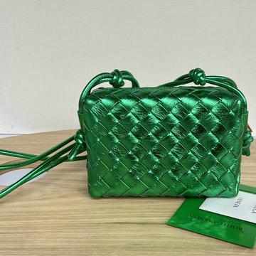 商品名称：ボッテガヴェネタ BOTTEGAVENETA aj-BOV680254LGL 2024年最新入荷 ミニ ループ カメラバッグ 斜め掛け ショルダーバッグ クロスボディバッグ