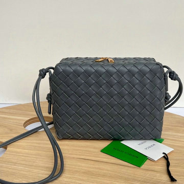 ボッテガヴェネタ BOTTEGAVENETA aj-BOV680254PSL  2024年最新入荷 ミニ ループ カメラバッグ 斜め掛け ショルダーバッグ クロスボディバッグ
