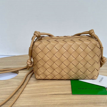 商品名称：ボッテガヴェネタ BOTTEGAVENETA  aj-BOV680254PXS 2024年最新入荷 ミニ ループ カメラバッグ 斜め掛け ショルダーバッグ クロスボディバッグ