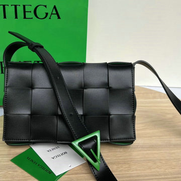 ボッテガヴェネタ BOTTEGAVENETA aj-BOV708768GKG  2024年最新入荷 ザ カセット 斜め掛け ショルダーバッグ クロスボディバッグ スクエアバッグ