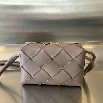 ボッテガヴェネタ BOTTEGAVENETA aj-BOV709417SZ  2024年最新入荷 スモール カセット カメラバッグ 斜め掛け ショルダーバッグ クロスボディバッグ