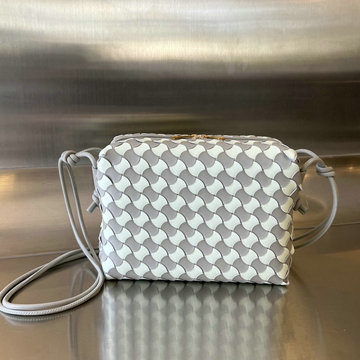 ボッテガヴェネタ BOTTEGAVENETA aj-BOV777571BBZ  2024年最新入荷 スモール ループ カメラバッグ 斜め掛け ショルダーバッグ クロスボディバッグ