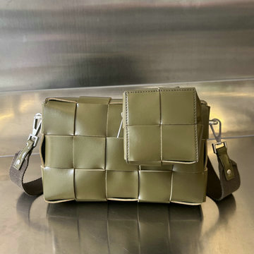 商品名称：ボッテガヴェネタ BOTTEGAVENETA  aj-BOV741777JG 2024年最新入荷 バーサタイル ストラップ カセット 斜め掛け ショルダーバッグ