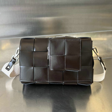 商品名称：ボッテガヴェネタ BOTTEGAVENETA aj-BOV741777SK 2024年最新入荷 バーサタイル ストラップ カセット 斜め掛け ショルダーバッグ