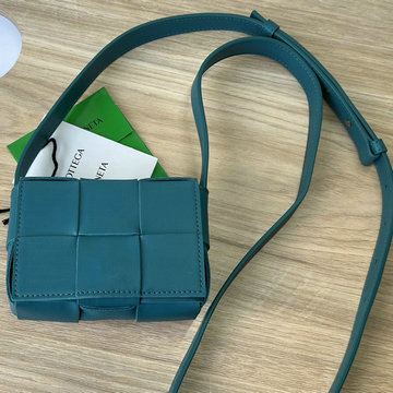 ボッテガヴェネタ BOTTEGAVENETA aj-BOV666688YZL 2024年最新入荷 キャンディー カセット フラップバッグ ミニバッグ 斜め掛け ショルダーバッグ