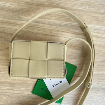ボッテガヴェネタ BOTTEGAVENETA  BOV666688YQX 2024年最新入荷 キャンディー カセット フラップバッグ ミニバッグ 斜め掛け ショルダーバッグ