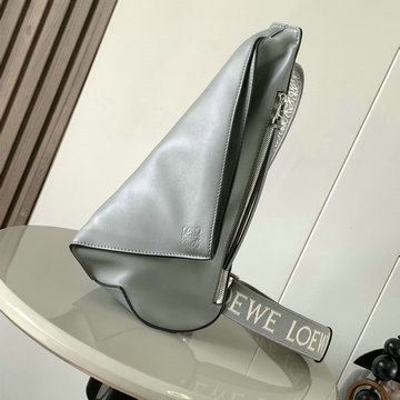 商品名称：ロエベ LOEWE 99-LE9052ZQH 2024年最新入荷 アントン スリングバッグ チェストバッグ ショルダーバッグ クロスボディバッグ グレインカーフレザー