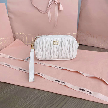 商品名称：ミュウミュウ MIUMIU 99-MM5NE846BBS  2024年最新入荷 手持ちかばん ストラップ付き クラッチバッグ 化粧品収納かばん
