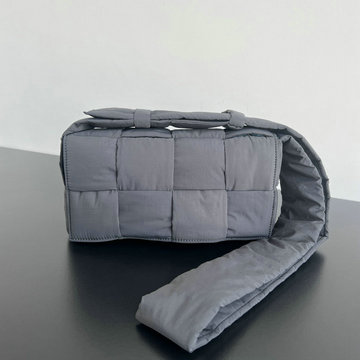 商品名称：ボッテガヴェネタ BOTTEGAVENETA aj-BOV628951PLHS 2024年最新入荷 パデッド テック カセット フラップバッグ ショルダーバッグ マグネットクロージャー