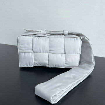 ボッテガヴェネタ BOTTEGAVENETA aj-BOV628951QLBS 2024年最新入荷 パデッド テック カセット フラップバッグ ショルダーバッグ マグネットクロージャー