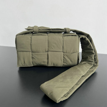 ボッテガヴェネタ BOTTEGAVENETA aj-BOV628951QLHG 2024年最新入荷 パデッド テック カセット フラップバッグ ショルダーバッグ