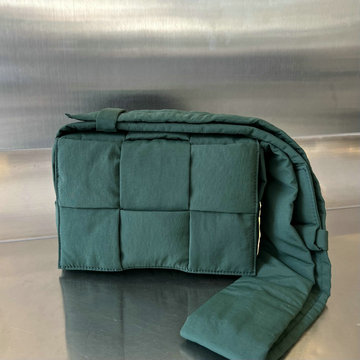 ボッテガヴェネタ BOTTEGAVENETA aj-BOV755182NGL 2024年最新入荷 スモール パデッド テック カセット フラップバッグ ショルダーバッグ