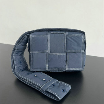 商品名称：ボッテガヴェネタ BOTTEGAVENETA aj-BOV795675NNL  2024年最新入荷 スモール パデッド テック カセット フラップバッグ ショルダーバッグ