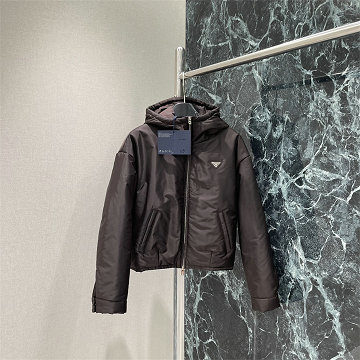商品細詳を見る:プラダ PRADA XG-WTPD25013 2025年新作 ロングスリーブ フード付き ナイロン ジップジャケット アウターコート レディース